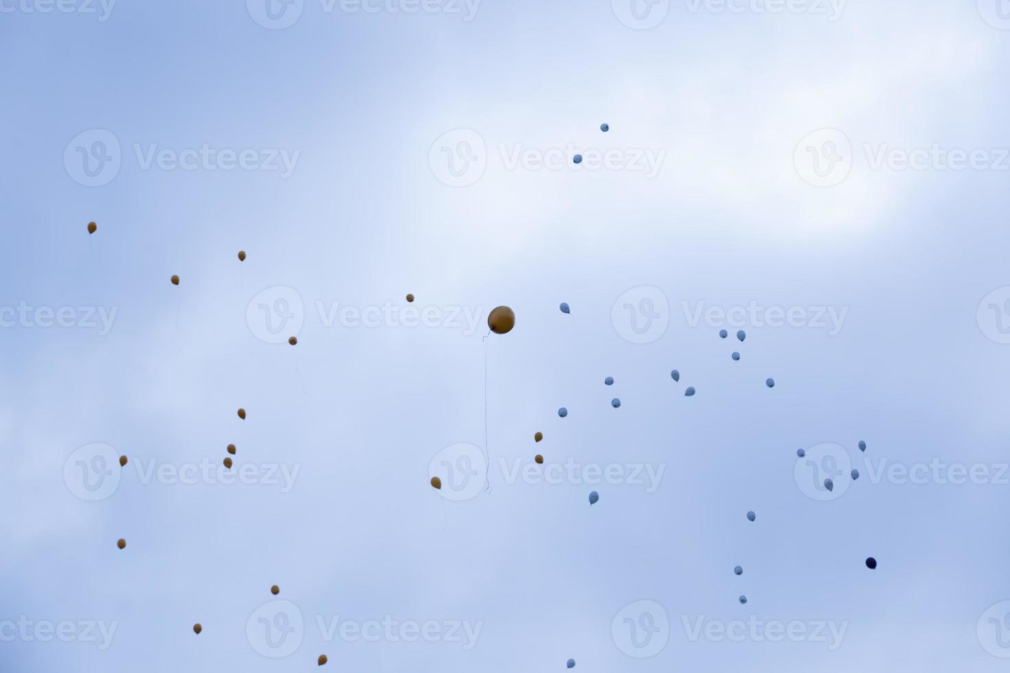 Ballons mit Helium im Himmel foto