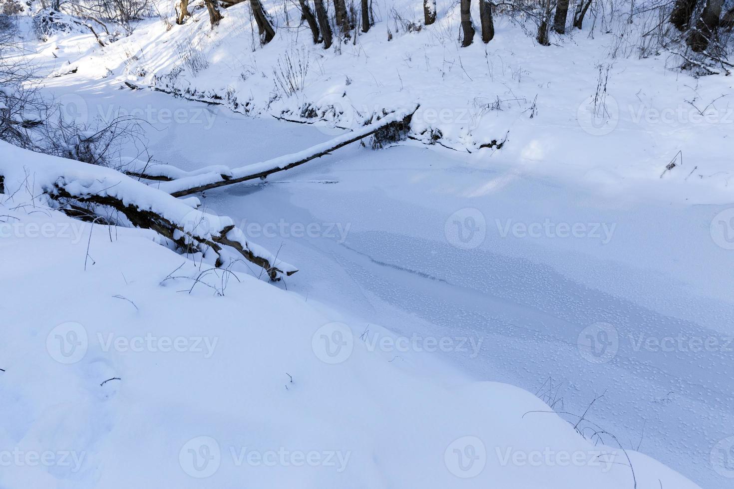 im Winter der Fluss zugefroren foto