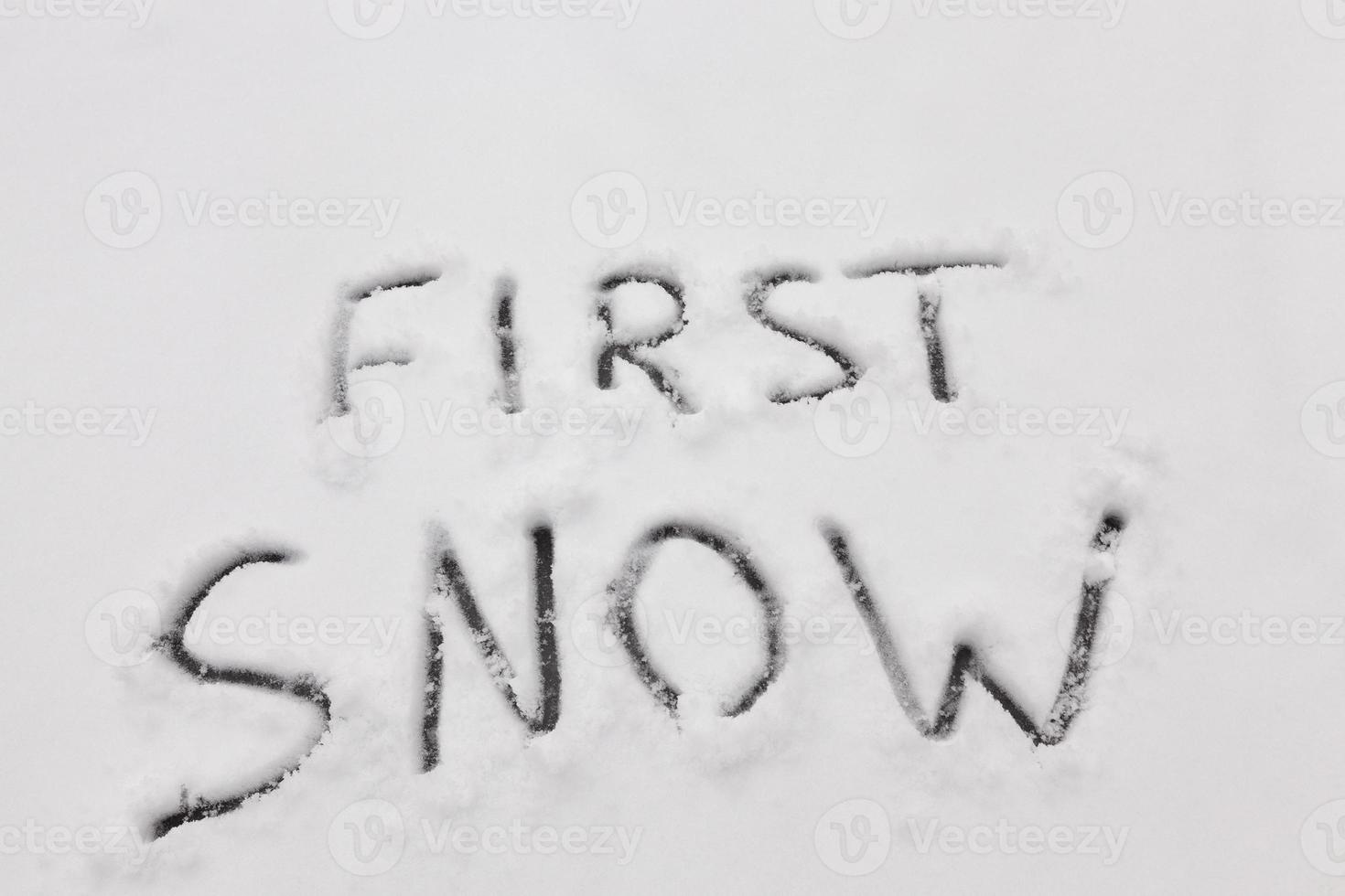 die inschrift des wortes schnee auf dem weißen ersten schnee foto