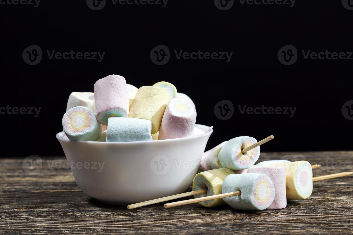 Marshmallow wird in verschiedenen Farben in zylindrischer Form hergestellt foto