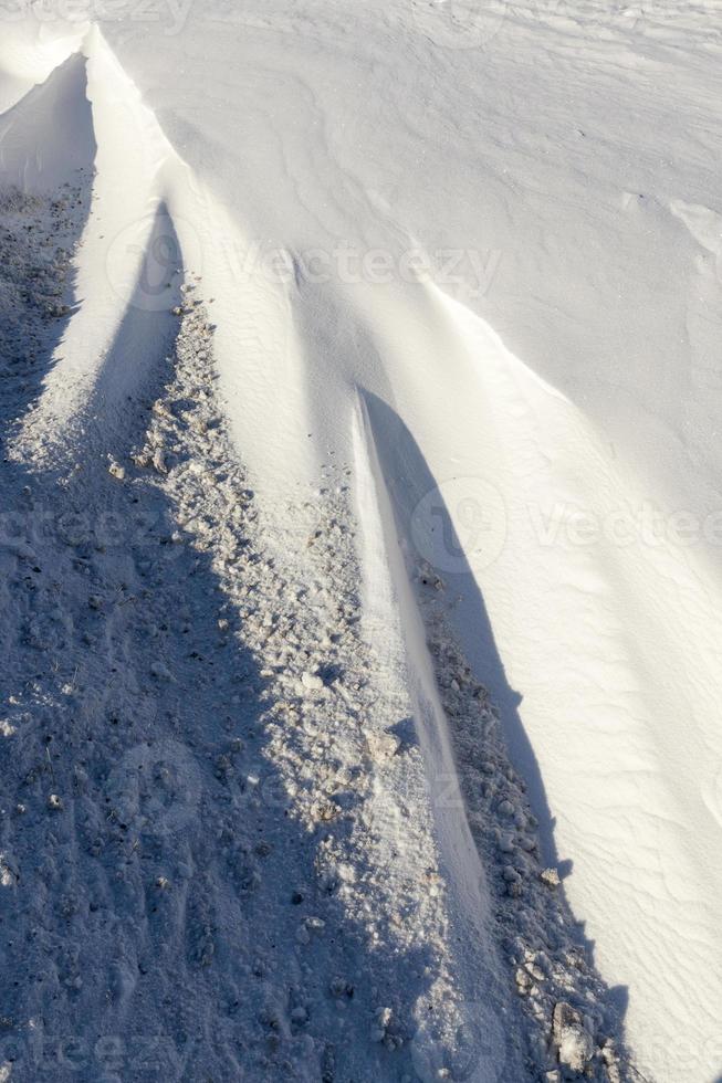 Schneeverwehungen mit Schmutz foto