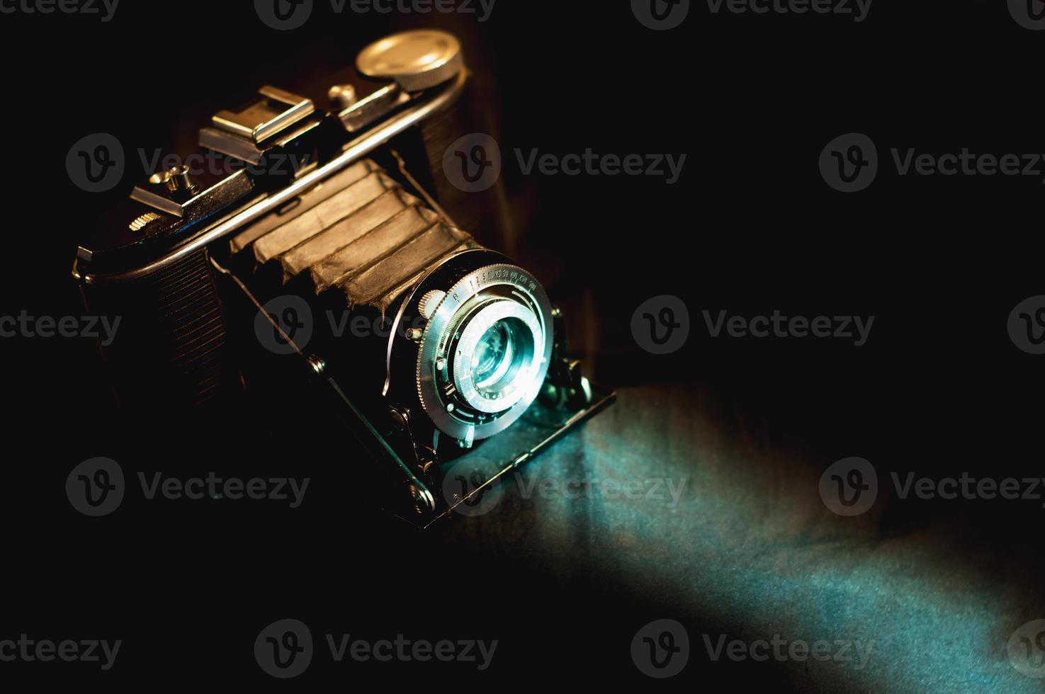 Vintage analoge Filmkamera mit einem hellen, kalten Lichtstrahl. Vintage Fotoausrüstung. foto
