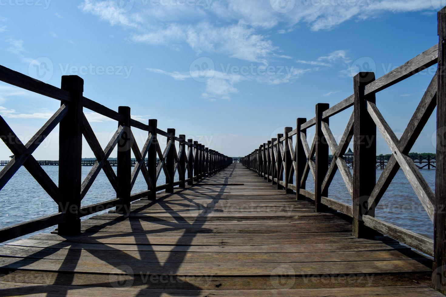 schöne alte Holzpfeilerbrücke foto