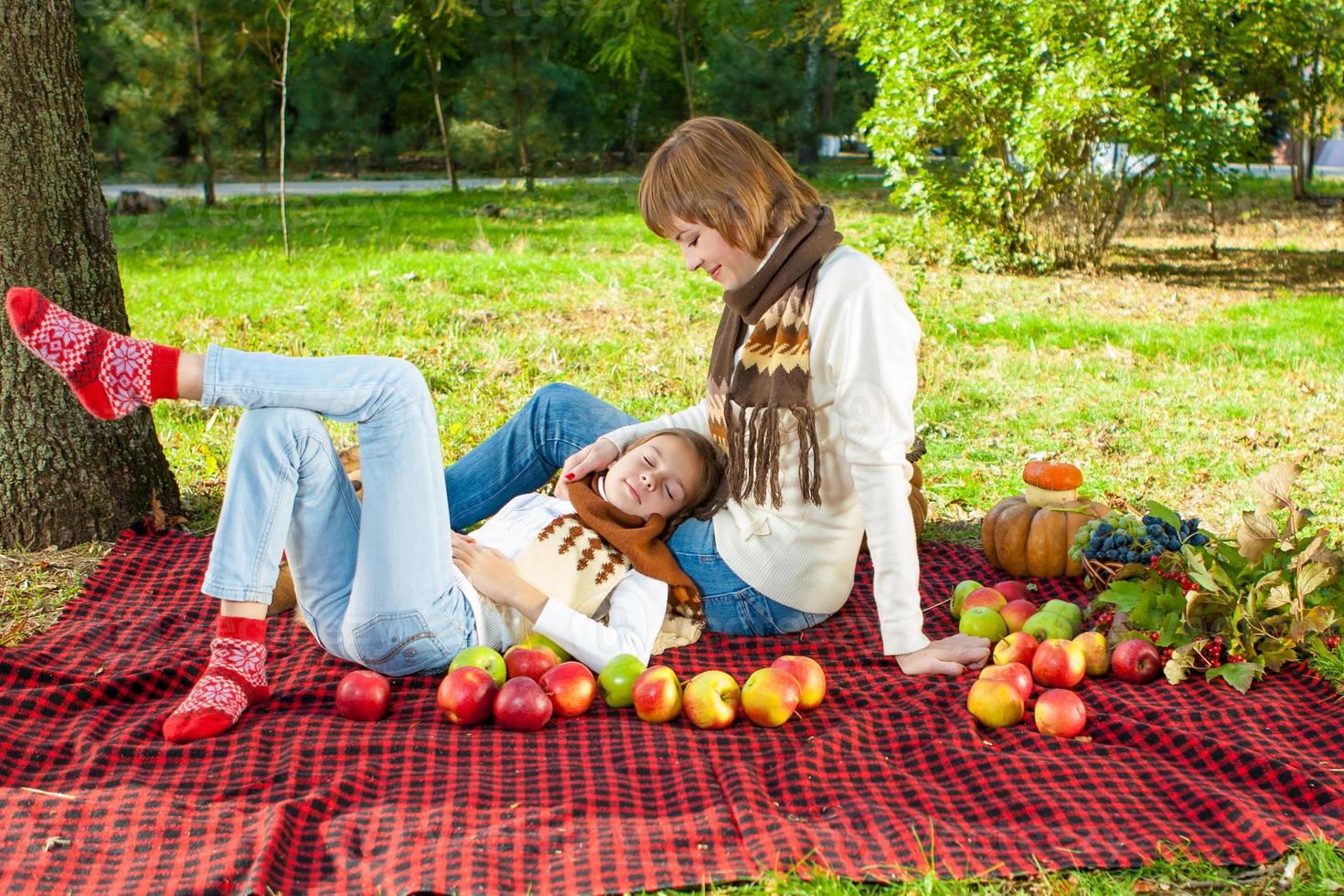 glückliche Mutter mit kleiner Tochter im Herbstpark foto