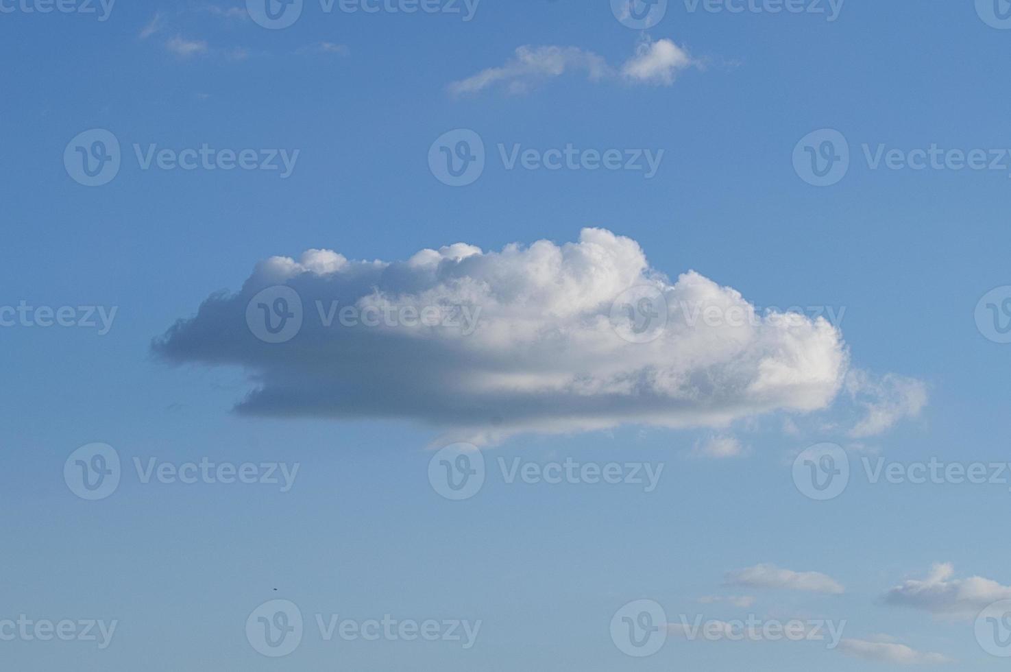 Wolken, die von der Sonne am Himmel als Hintergrund beleuchtet werden foto