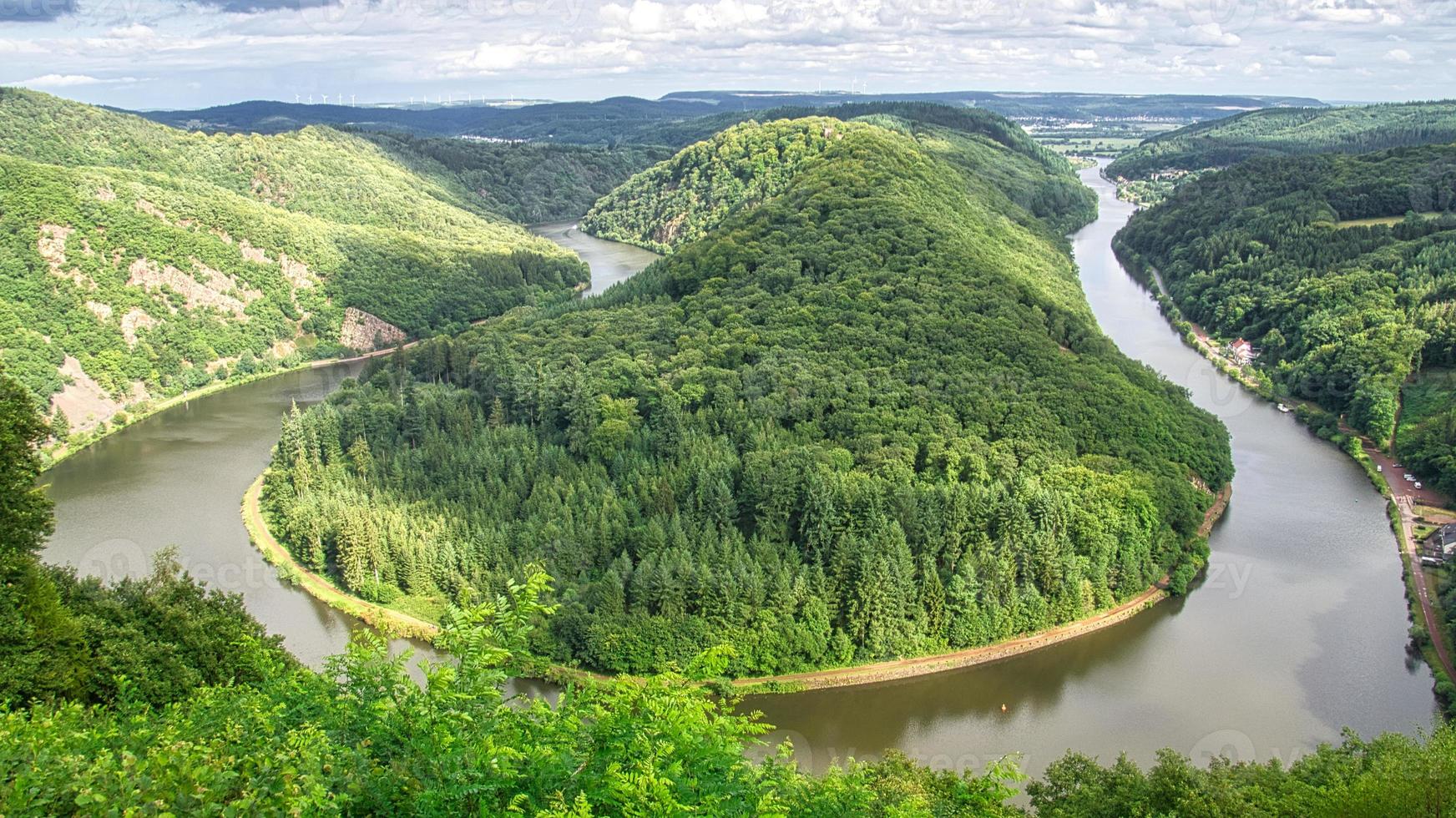 blick auf die saarschleife vom baumwipfelturm. ein aussichtsturm im saarland. Natur pur. foto