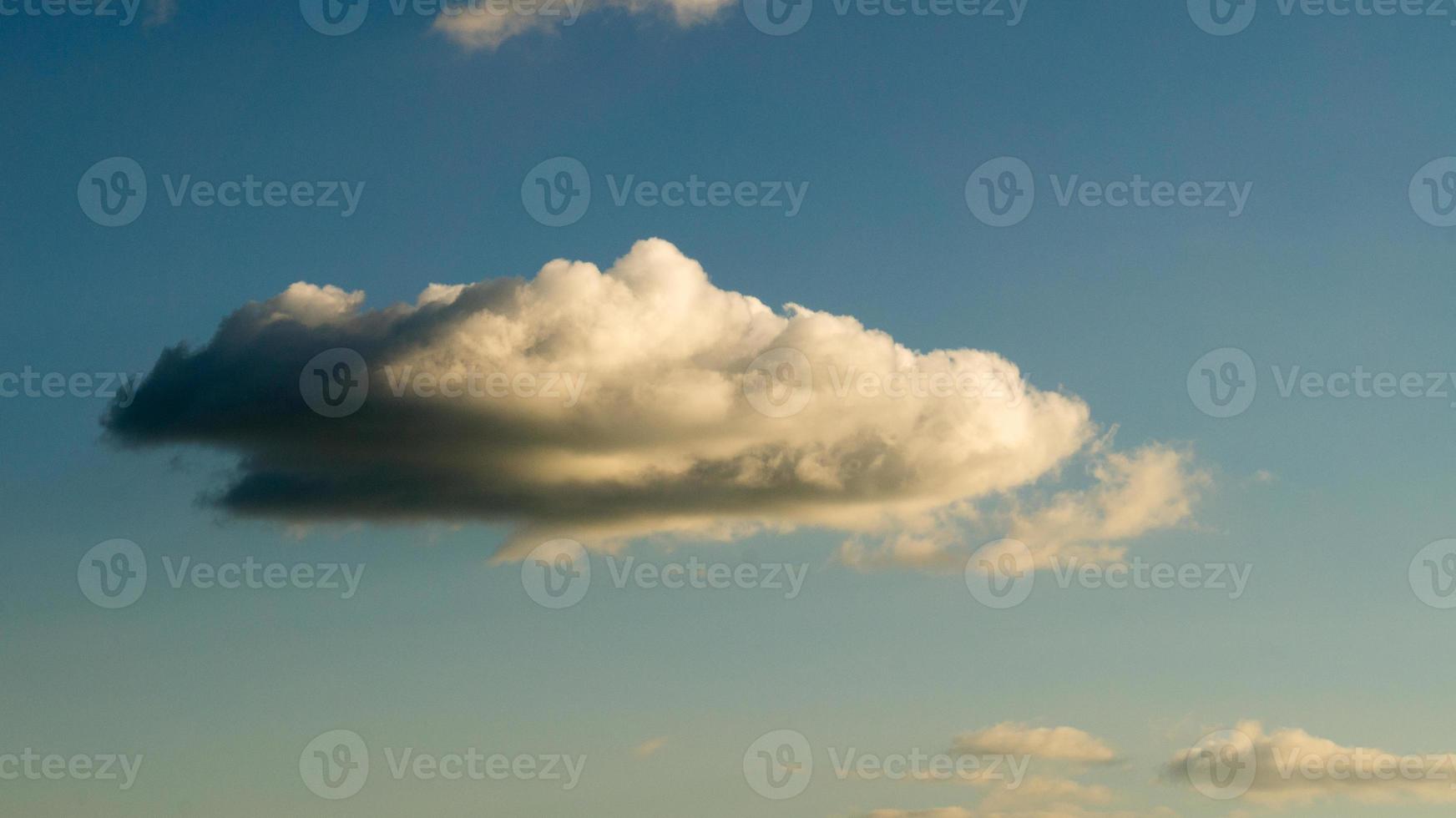 Wolken, die von der Sonne am Himmel als Hintergrund beleuchtet werden foto