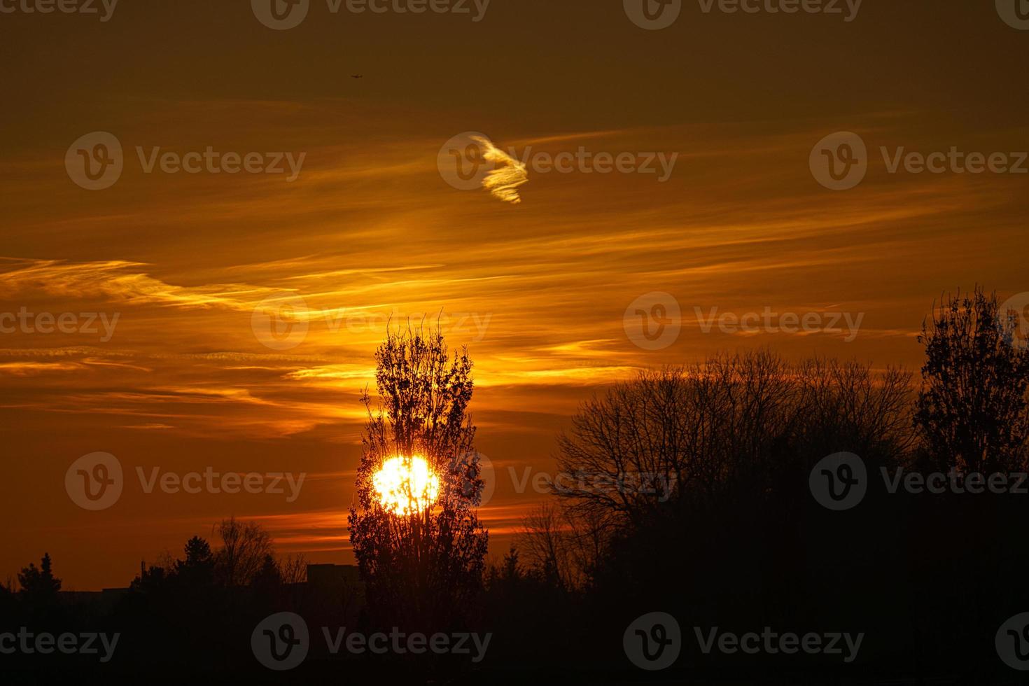 untergehende Sonne am Stadtrand von Berlin. der Himmel scheint zu brennen foto