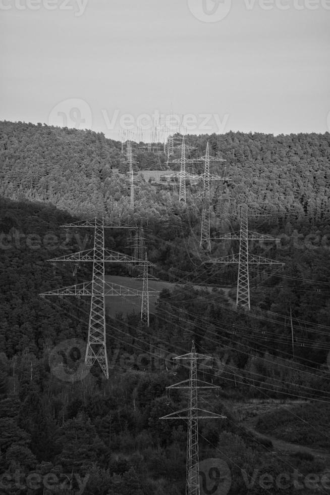 Über das ganze Land verteilte Hochspannungsfreileitungen foto