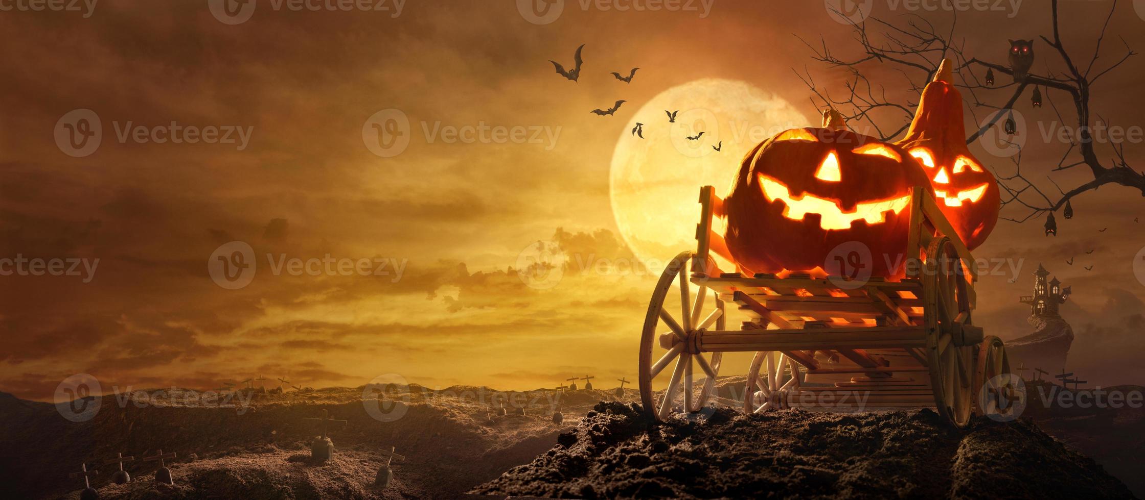 halloween-kürbisse auf dem bauernwagen, der durch das ausgedehnte straßengrab zum schloss geht, gruselig in der nacht des vollmonds und fliegender fledermäuse foto