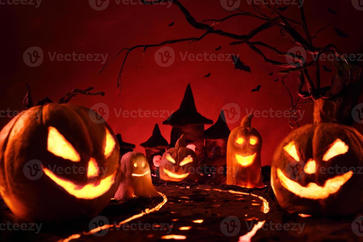 halloween-kürbisse des nächtlichen gruseligen waldes und des schlosses foto