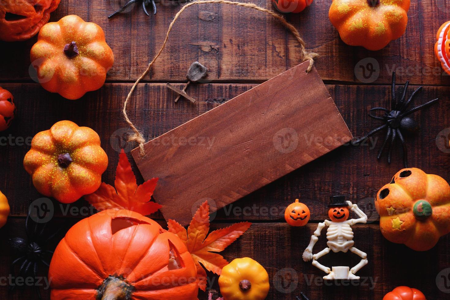 happy halloween dekorationskonzept und holzschildansicht mit kopienraum foto