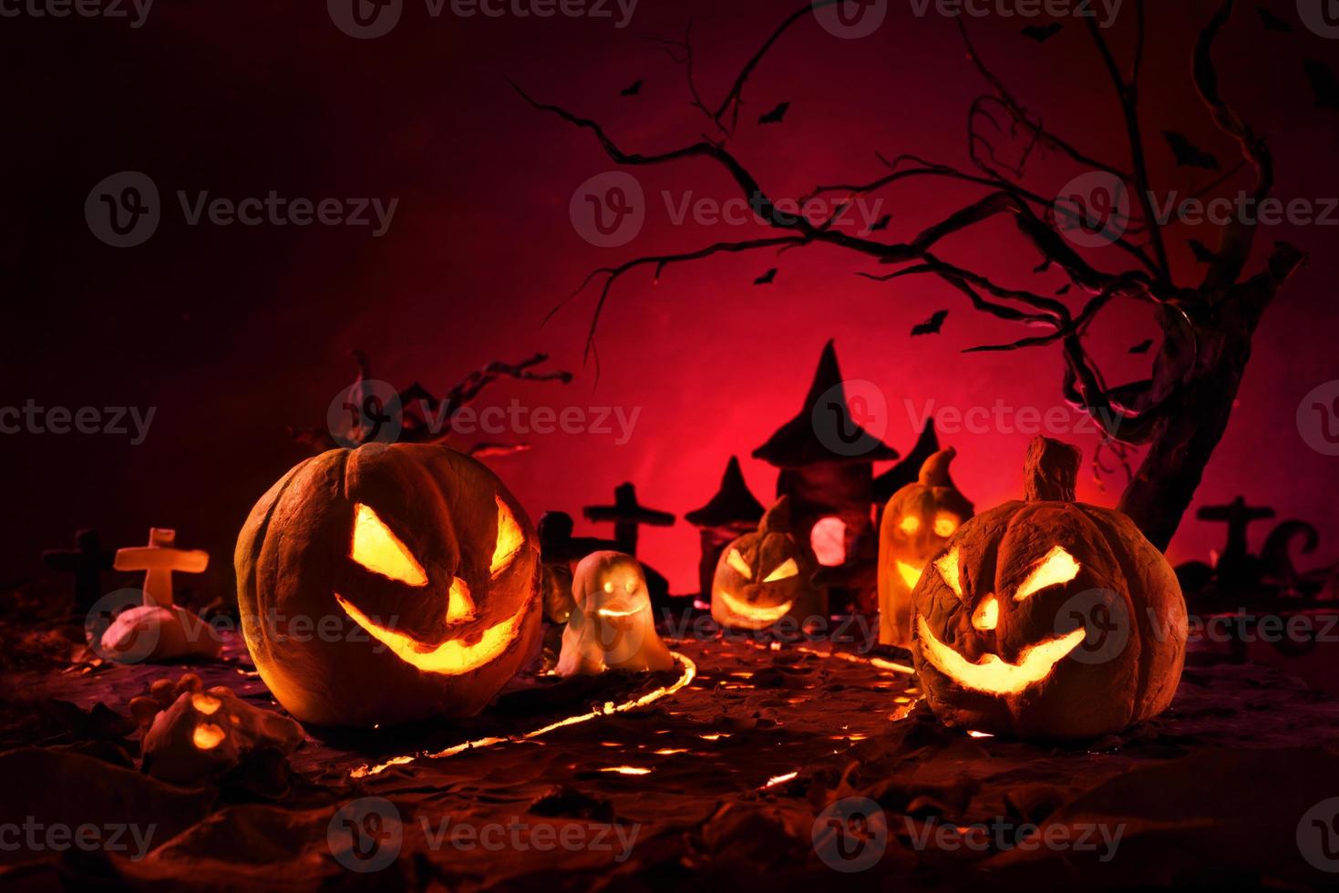 halloween-kürbisse des nächtlichen gruseligen waldes und des schlosses foto