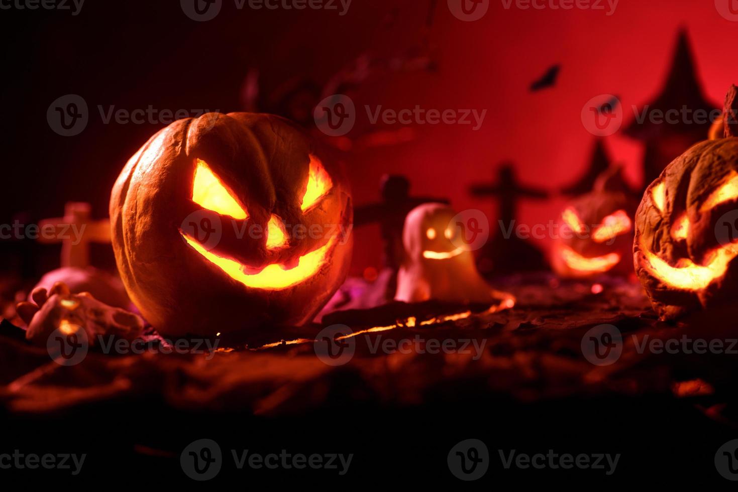 halloween-kürbisse des nächtlichen gruseligen waldes und des schlosses foto