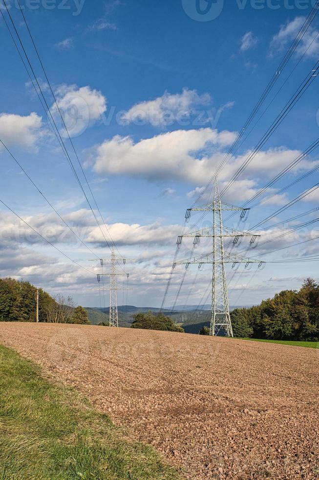 Über das ganze Land verteilte Hochspannungsfreileitungen foto