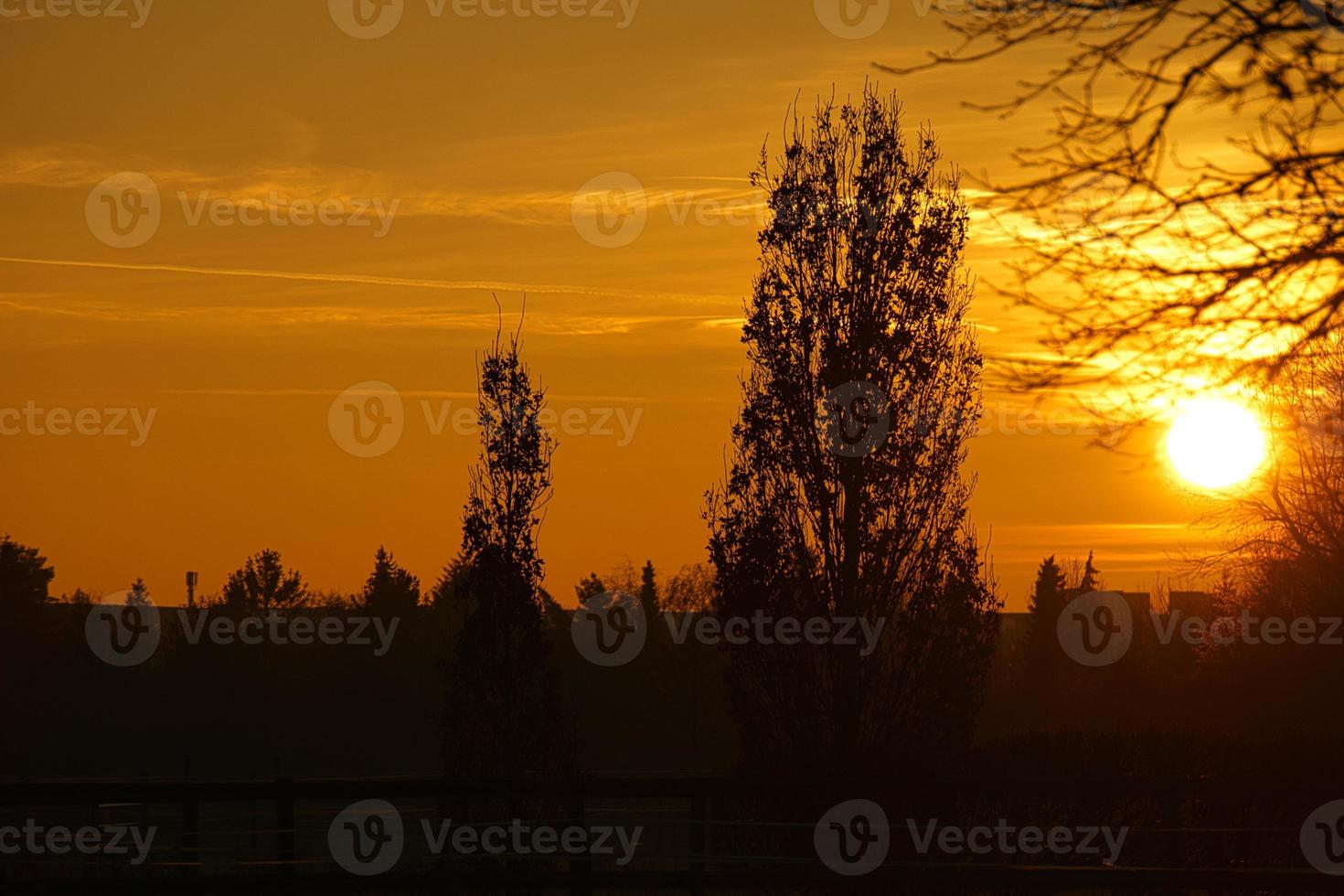 untergehende Sonne am Stadtrand von Berlin. der Himmel scheint zu brennen foto