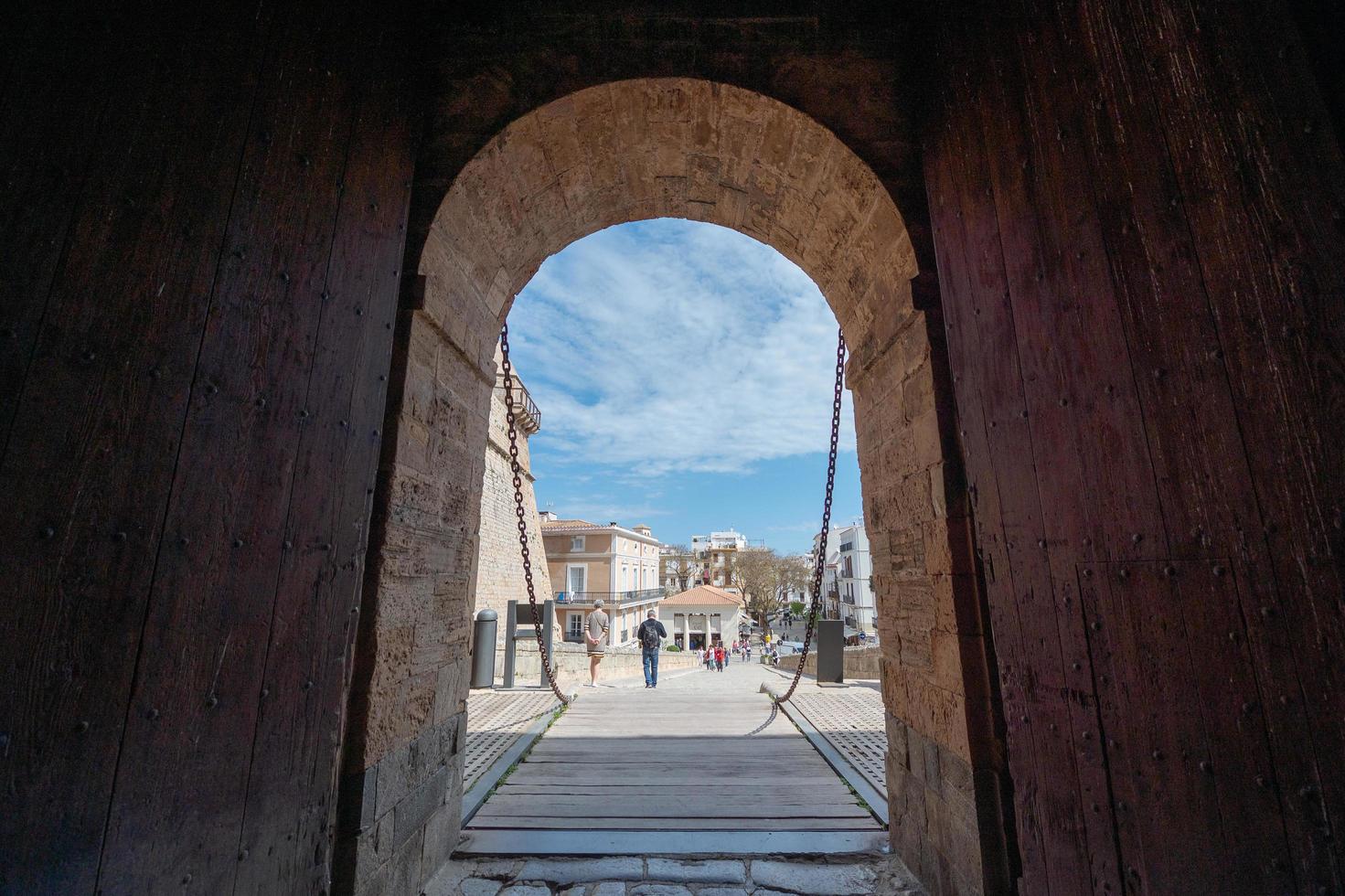 Ibiza, Spanien. 2022 04 13 alte mauern im viertel dalt vila foto