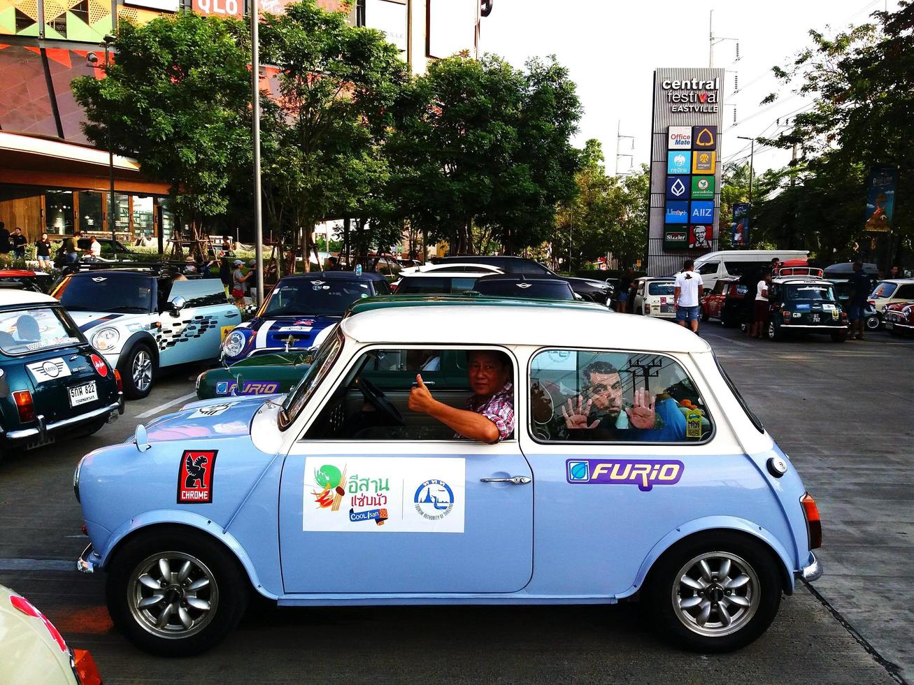 bangkok, thailand - 22. februar 2019 blau-weißer klassischer mini cooper auf straße oder straße geparkt. altes fahrzeug-, transport- und oldtimerkonzept foto