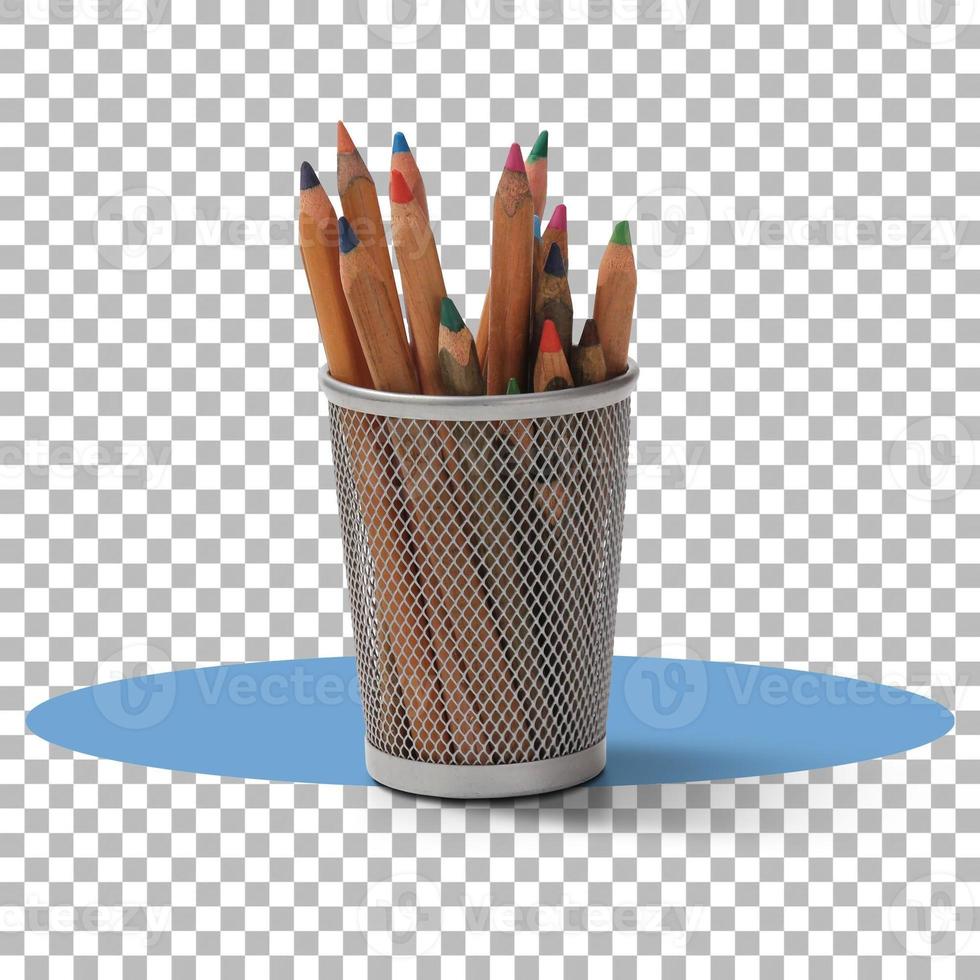 Kinder-Bleistifte auf weißem Papierkorb isoliert foto