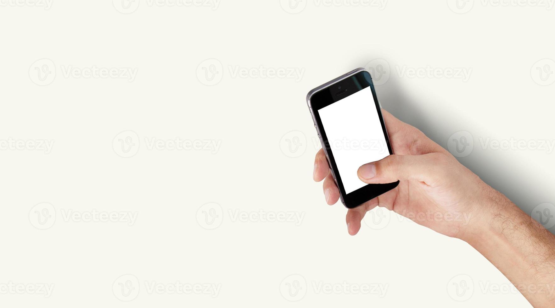 Mann hält intelligentes Gerät mit leerem Bildschirm isoliert auf weißem Hintergrund. männliche Hände mit Telefon, leerer Platz für Text foto