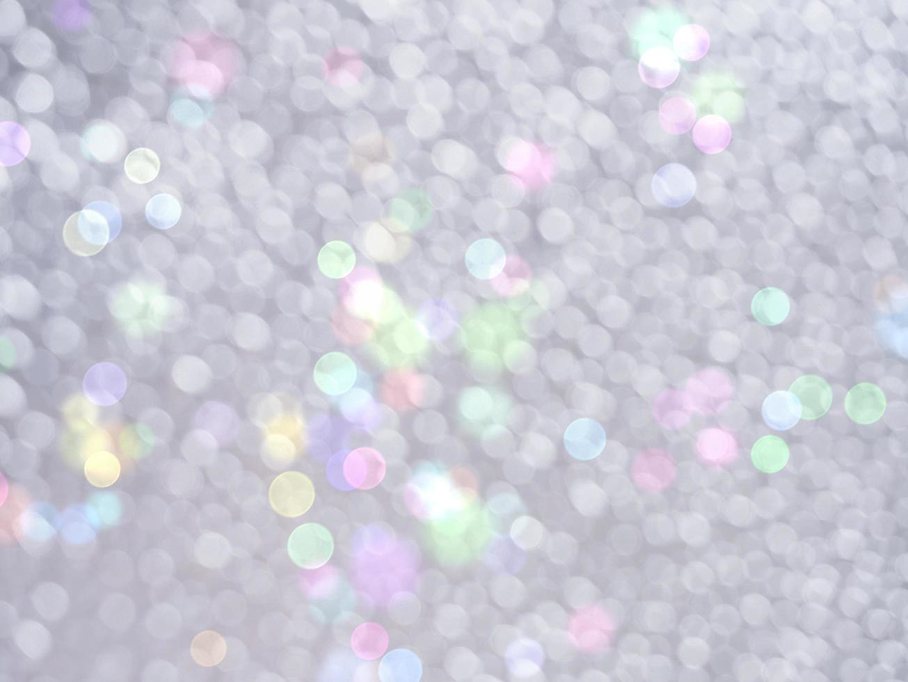 weißes Bokeh-Hintergrundbild mit mehrfarbigen Kreisen und Sternen. foto