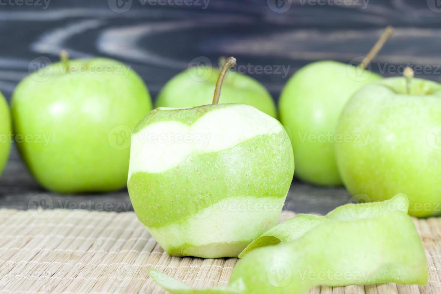 geschälter grüner reifer Apfel foto