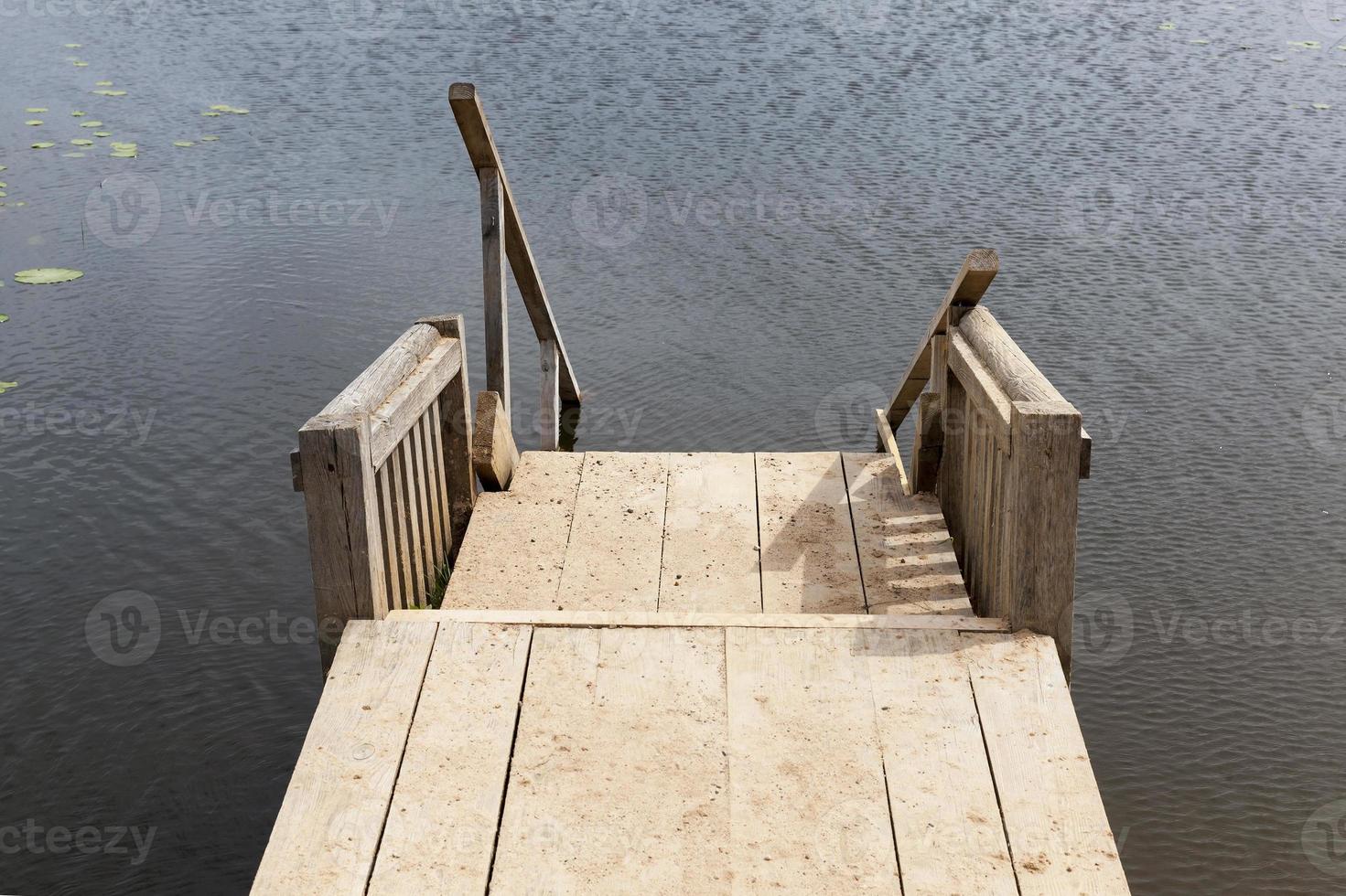 Holzsteg aus den Planken foto