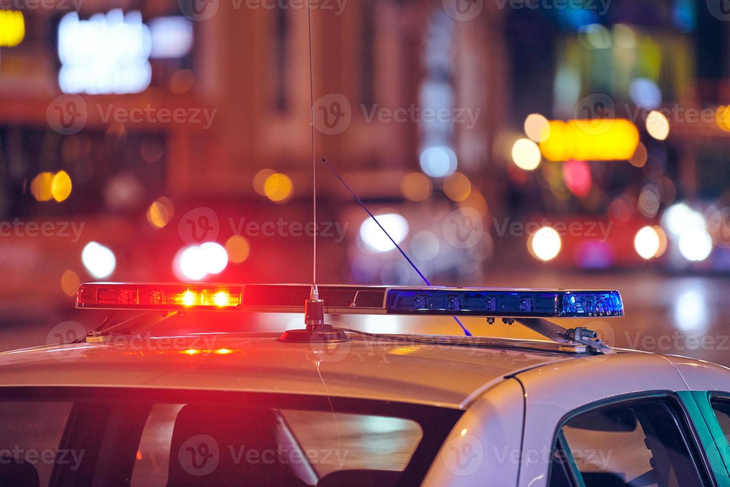 polizeiautolichter an der nächtlichen stadtstraße foto