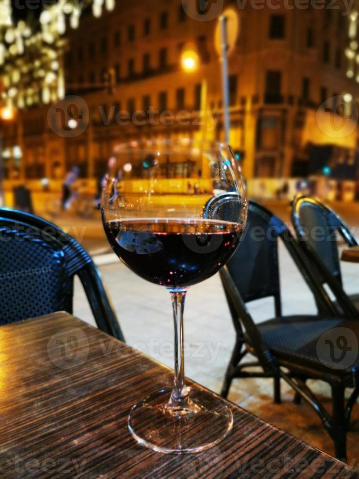 ein Glas Wein auf einem Holztisch foto