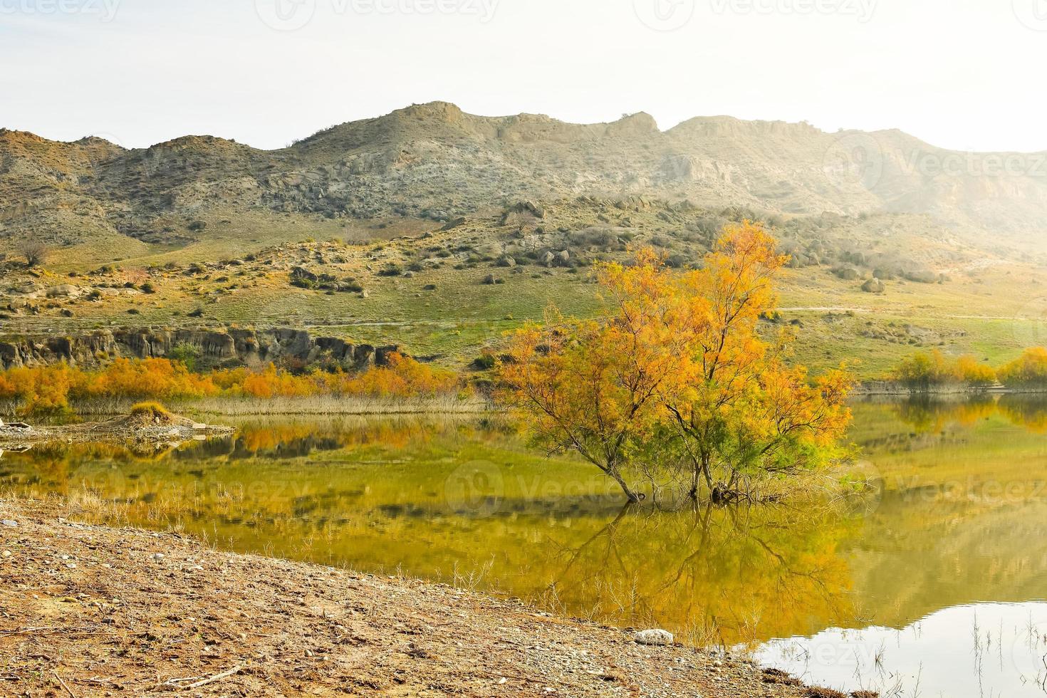 Mravaltskaro-Stausee im Herbst mit Zelt und weißen Wüstenschluchten im Hintergrund. georgia reiseziel im herbst foto