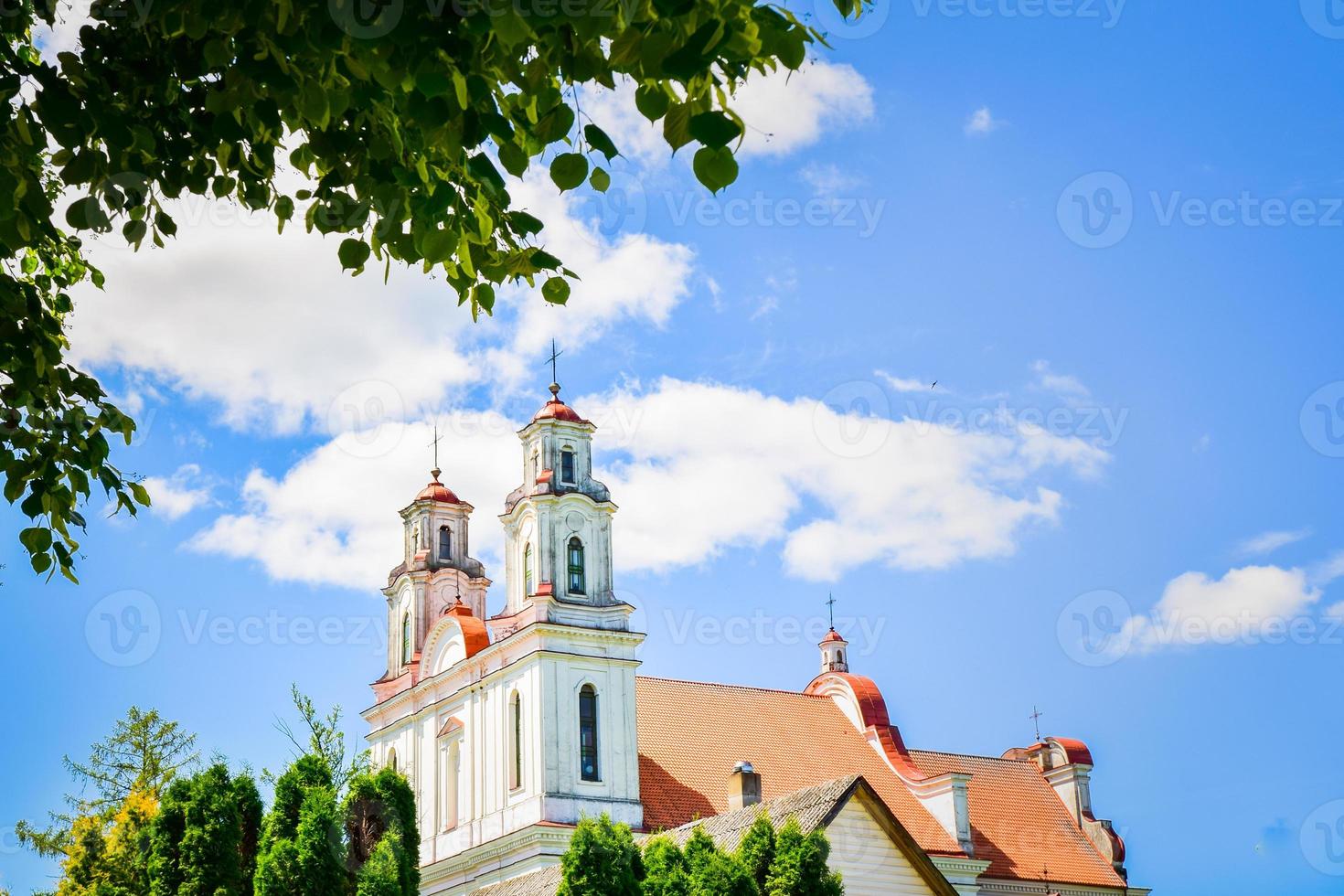 st. jakob die apostelkirche in der stadt kurtuvenai mit litauischem landschaftspanoramahintergrund foto