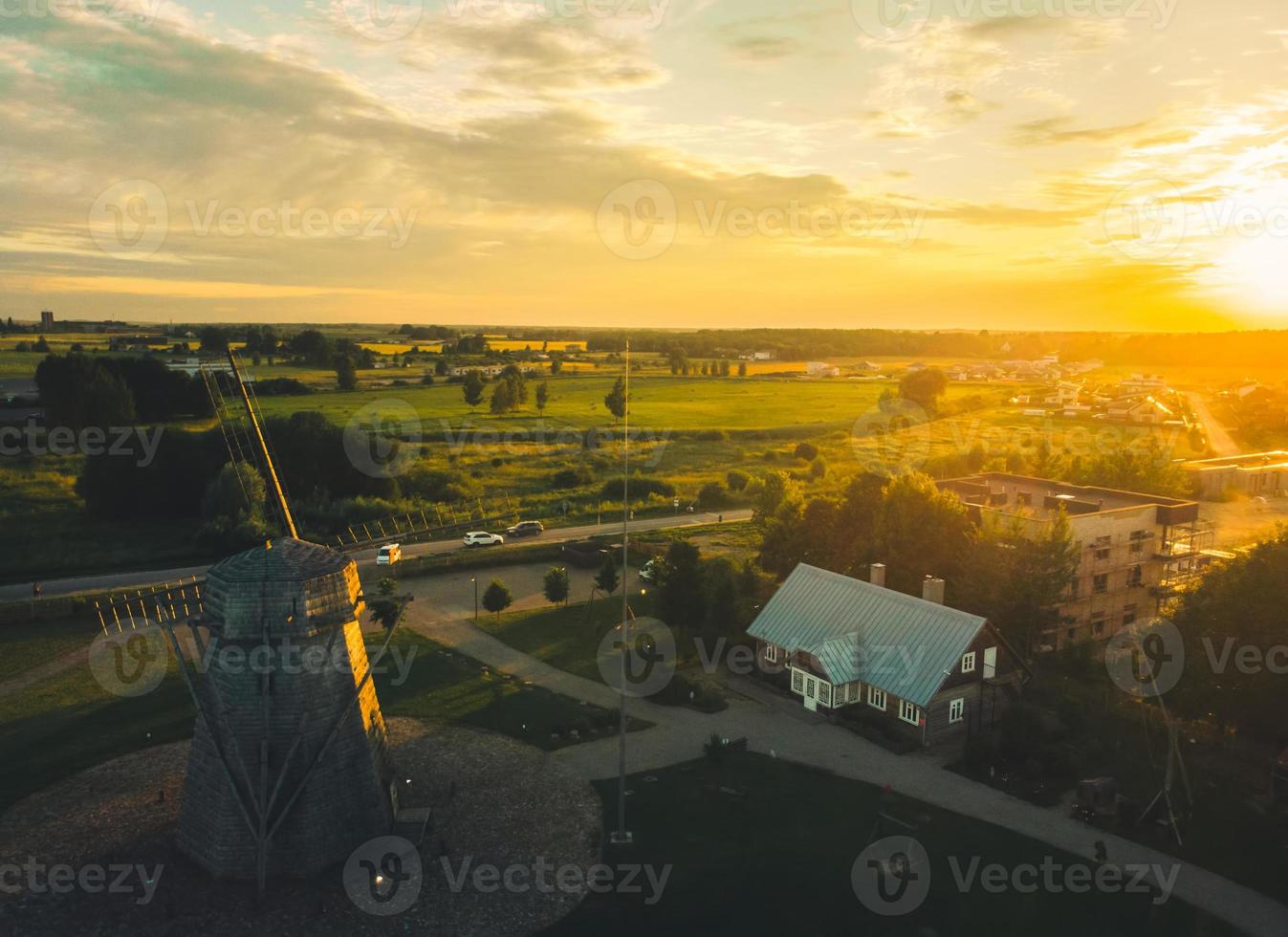 aufschlussreiche luftaufnahme traditionelle litauische alte hölzerne horizontale windmühle aus dem xix jahrhundert im freilichtmuseum in der stadt siauliai, litauen foto