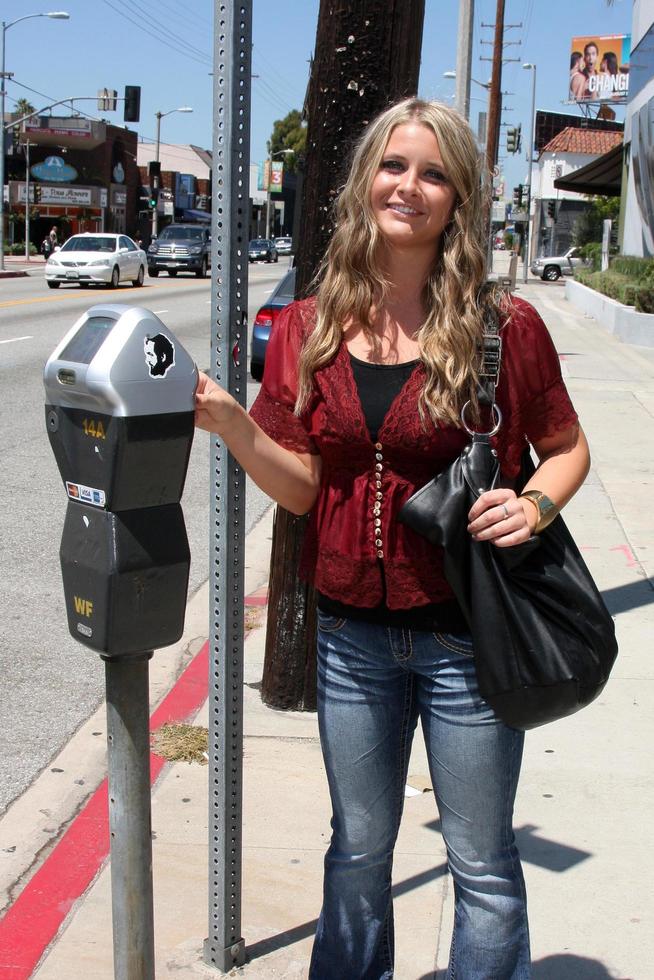 los angeles, 1. aug - savannah outen in der stadt gesehen, in wallflower jeans in midtown la am 1. august 2011 in los angeles, ca foto