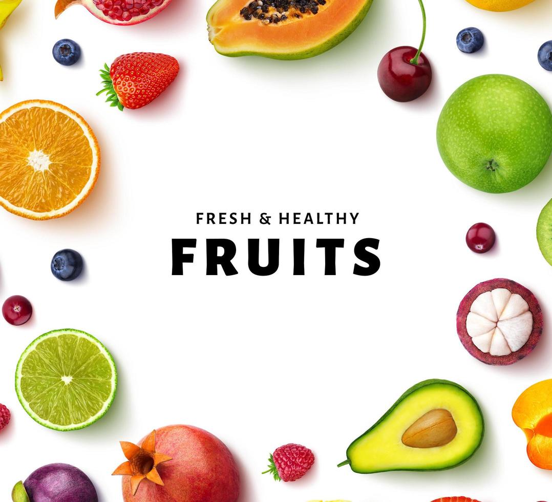 Rahmen aus Früchten und Beeren isoliert auf weißem Hintergrund foto