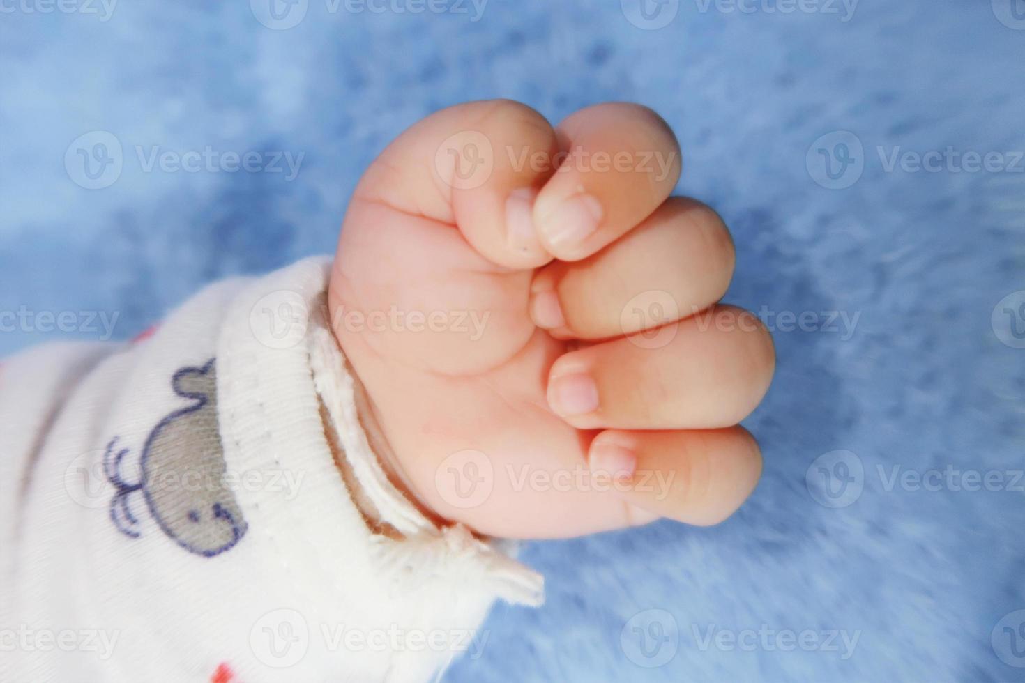 neugeborene Babyhand. Nahaufnahme des Neugeborenen mit der Hand auf weißem Hintergrund mit Kopierraum, Panoramabanner des Kindertagesstättenkonzepts foto