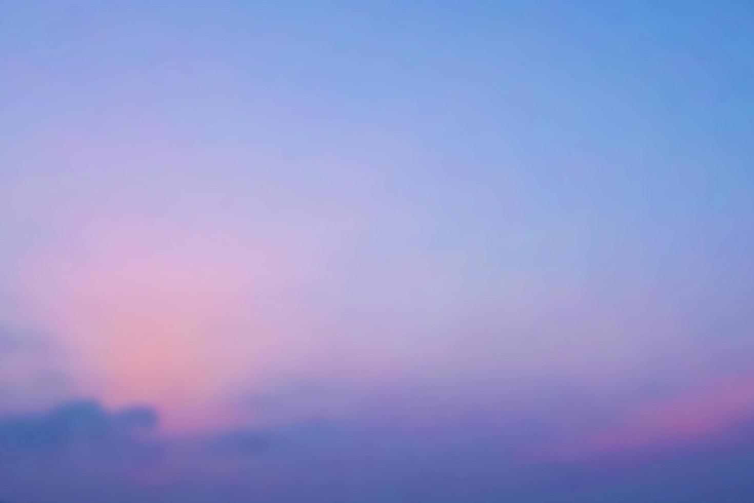 bewölkter blauer himmel abstrakter hintergrund. naturlandschaftshintergrund mit blauem himmel und flauschigen weißen realistischen wolken. Vektor-Illustration. foto