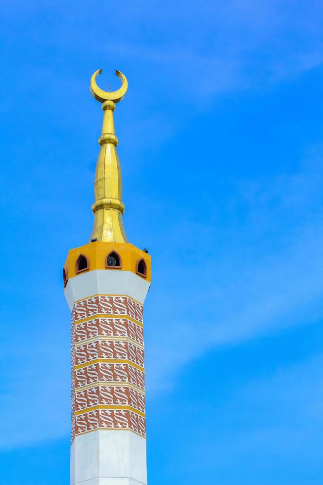 Turm der islamischen Moschee, der den Himmel überquert foto