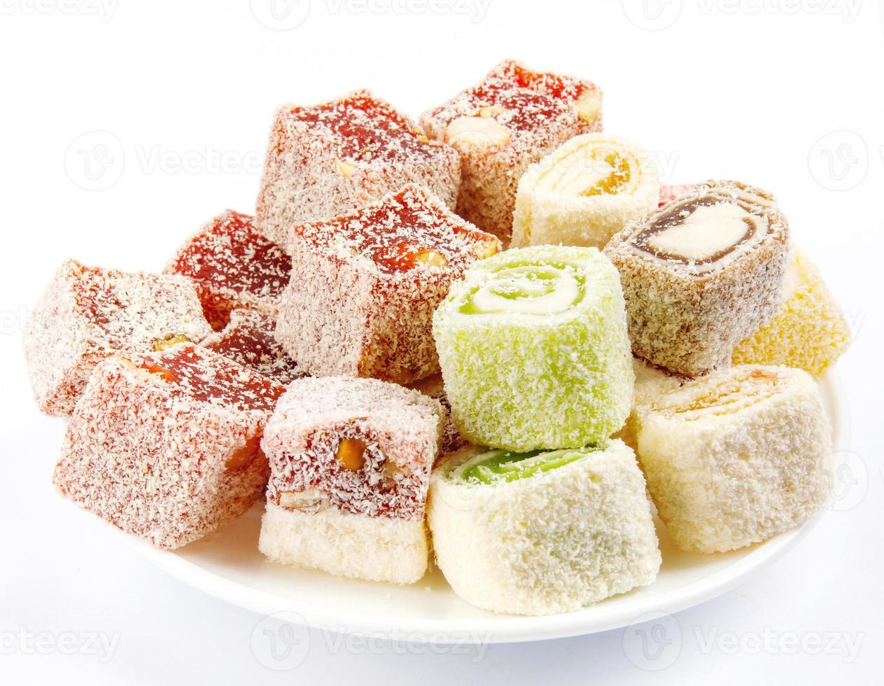 orientalische süßigkeiten, ein teller mit mehrfarbigem rachate lukum. foto
