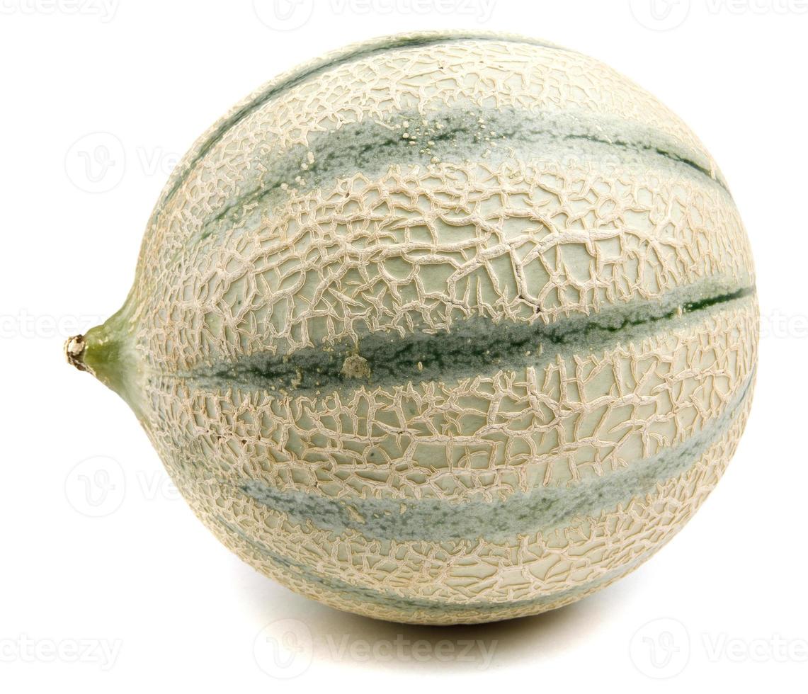 Die Melone der Cantaloupe-Melone ist auf einem weißen Hintergrund isoliert. eine Seitenansicht. foto