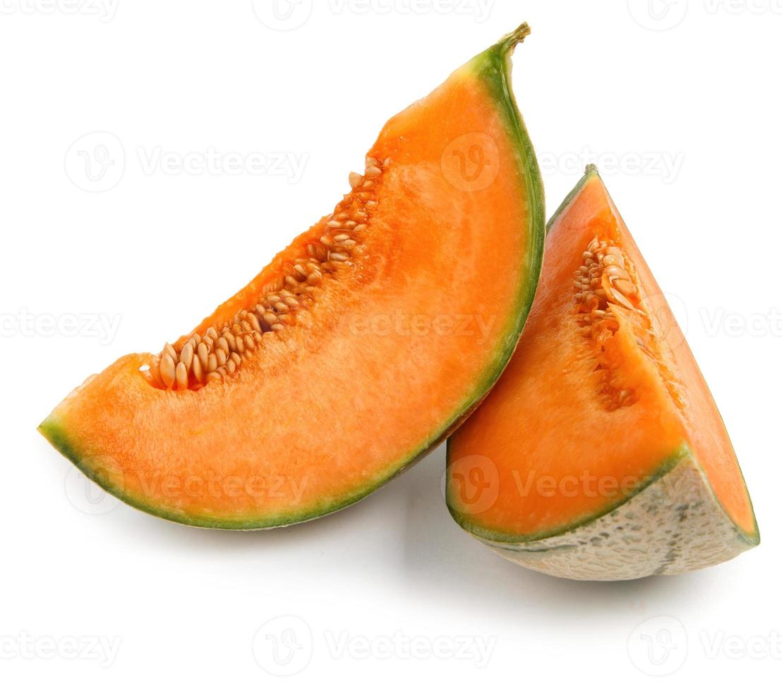 zwei Stücke Melone sind auf einem weißen Hintergrund isoliert. Cantaloupe-Melone. foto