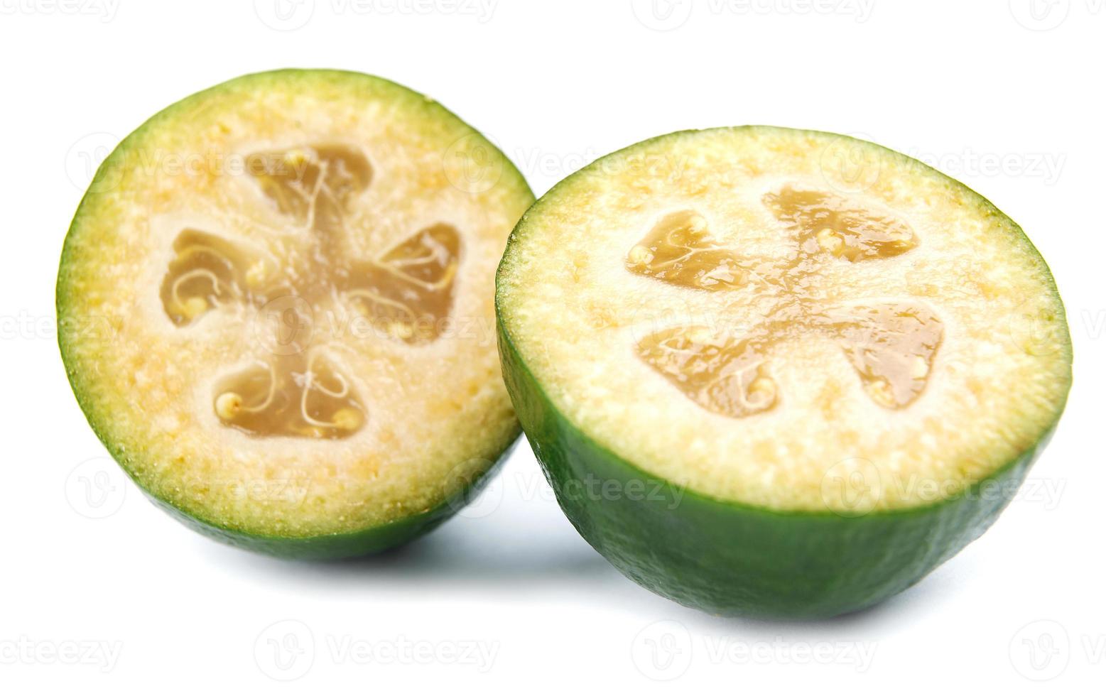 Zwei Hälften der reifen Feijoa-Frucht sind auf weißem Hintergrund isoliert. foto