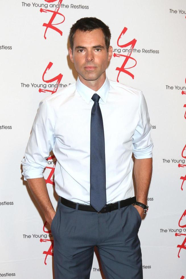 Los Angeles, 8. September - Jason Thompson bei der Young and the Resltless 11.000 Show Feier in der CBS Television City am 8. September 2016 in Los Angeles, ca foto