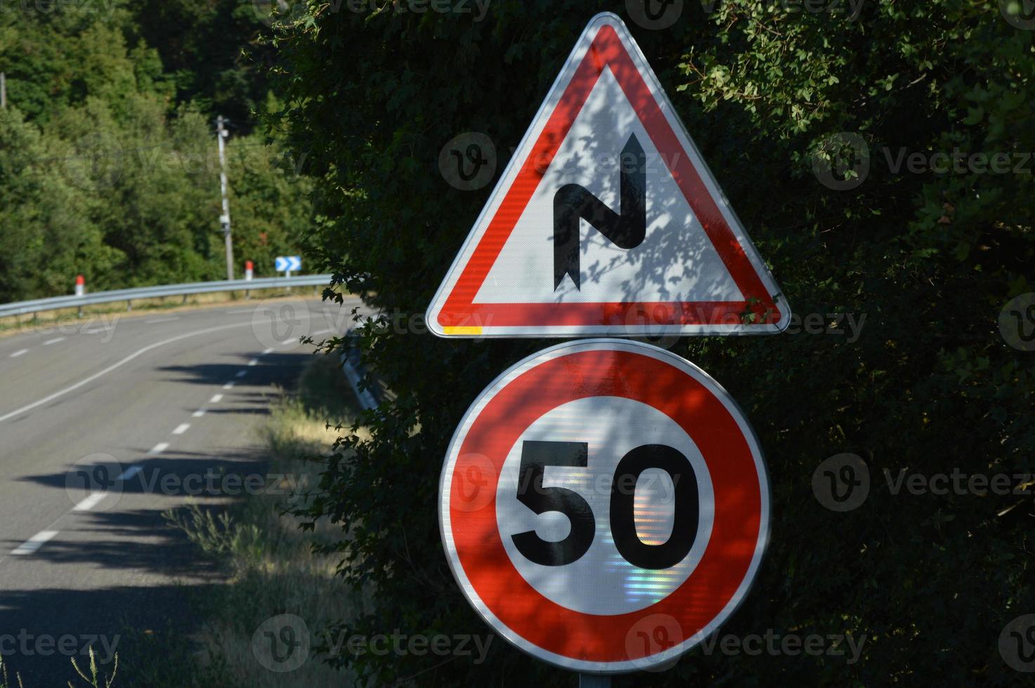 Geschwindigkeitsbegrenzungszeichen foto