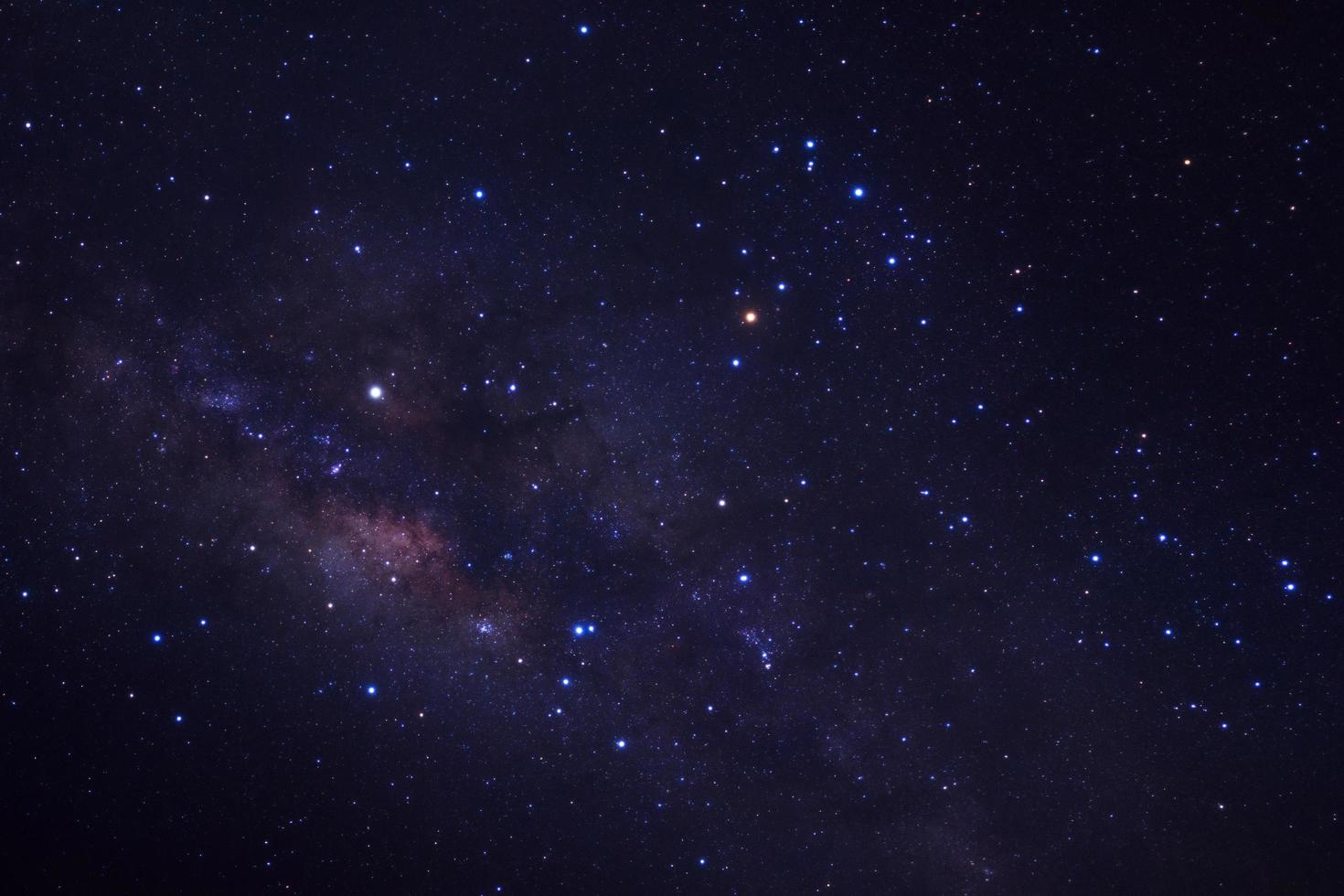 Milchstraßengalaxie und Weltraumstaub im Universum, Foto mit langer Belichtungszeit, mit Korn.