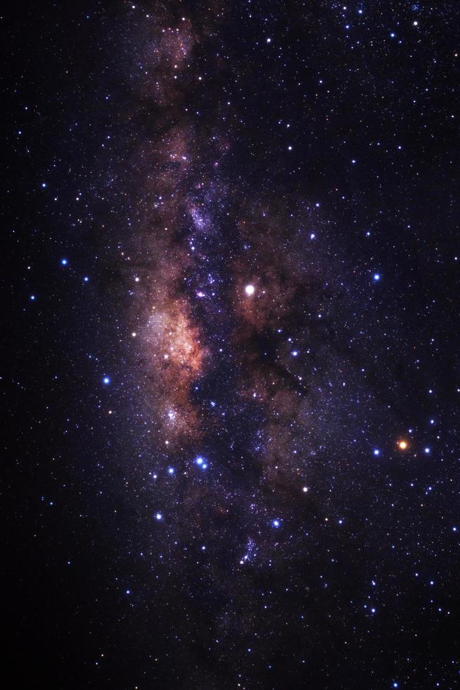 Milchstraßengalaxie mit Sternen und Weltraumstaub im Universum, Foto mit langer Belichtungszeit, mit Korn.