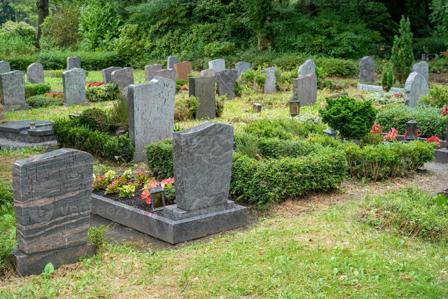 Grabsteine auf einem Friedhof foto