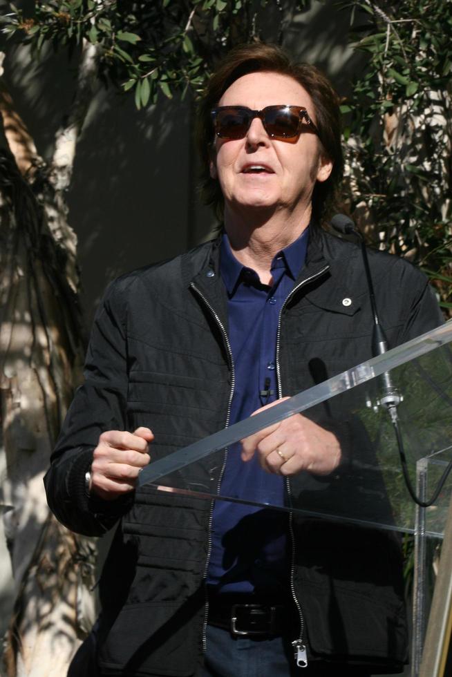 los angeles, feb 9 - paul mccartney bei der hollywood walk of fame zeremonie für paul mccartney im capital records building am 9. februar 2012 in los angeles, ca foto