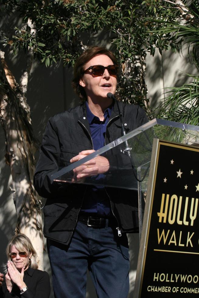 los angeles, feb 9 - paul mccartney bei der hollywood walk of fame zeremonie für paul mccartney im capital records building am 9. februar 2012 in los angeles, ca foto