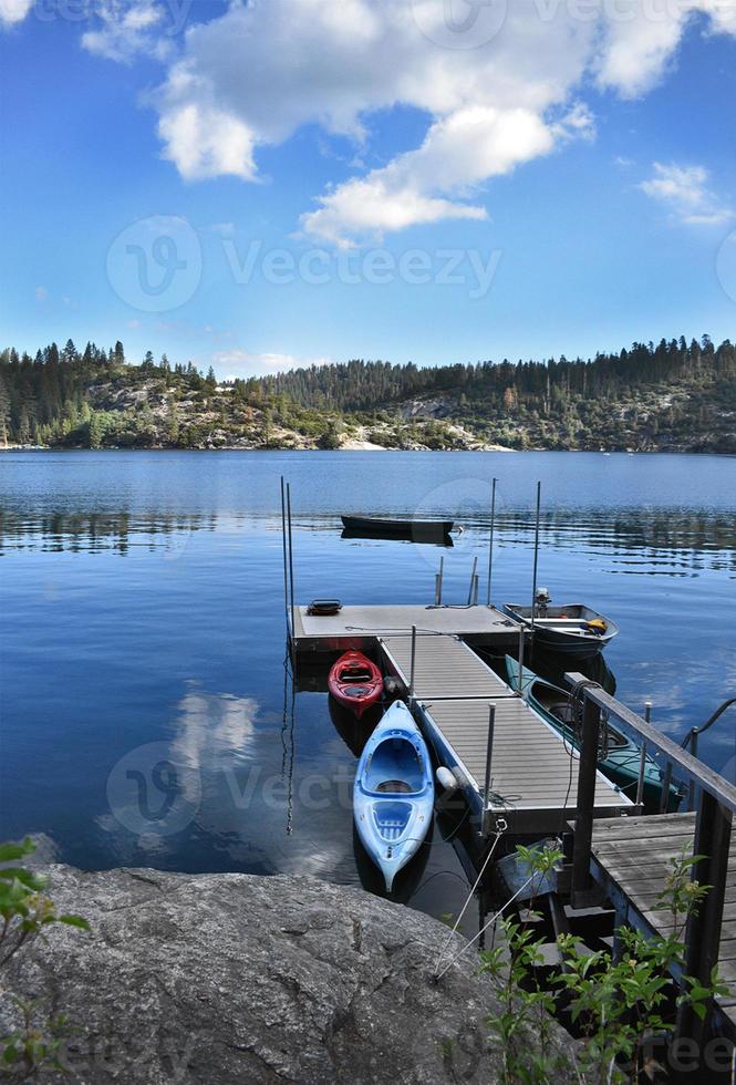 Bootssteg am See mit Kajaks foto