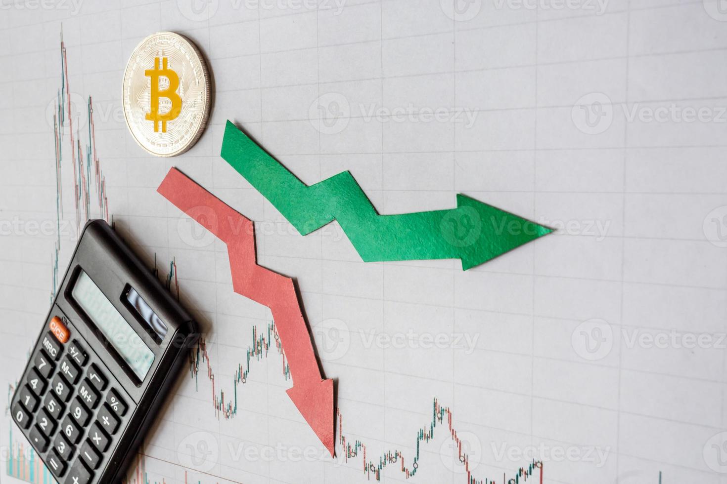 Schwankungen und Prognosen der Wechselkurse des virtuellen Geldes Bitcoin. rote und grüne pfeile mit goldener bitcoin-leiter auf grauem papierforex-diagrammhintergrund mit taschenrechner. Kryptowährungskonzept. foto